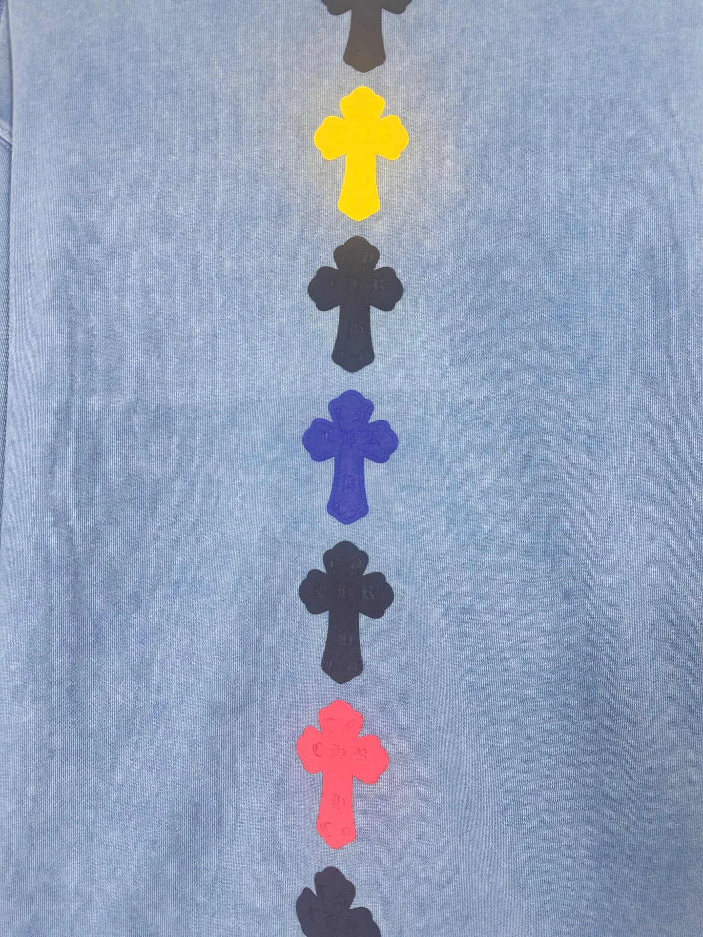 P250 top version, real shot without P, ​​different from market currency) 𝗖𝗵𝗿𝗼𝗺𝗲 𝗛𝗲𝗮𝗿𝘁𝘀/Cro Heart 2025 Autumn and Winter Horseshoe Cross Sticker 3D Glue Couple Casual Long Sleeve 👑The highest version! Customized fabric 320g fabric! Horseshoe cross printing 3D hot glue! The best-selling model in the counter, very comfortable to wear. Accessories: original molded and authenticated collar label➕100% silk wash label. Genuine purchase-grade original hangtag➕matching hanging rope➕3D hanging beads➕original packaging bag. Craftsmanship: The original version has consistent wiring! The highest version of the armhole matching technique! Color: Blue Black Size: S M L XL Style No.: 5175
